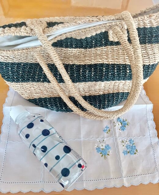 ミネラルウオーターとカバン