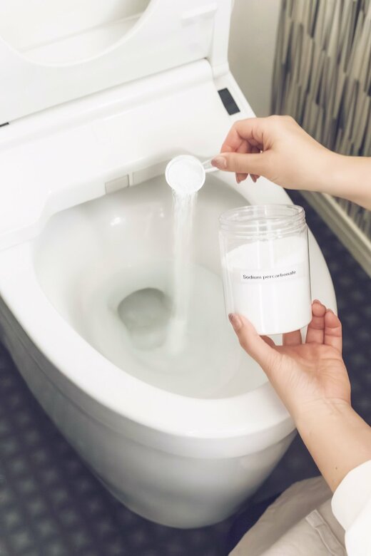 トイレに洗剤を入れている様子