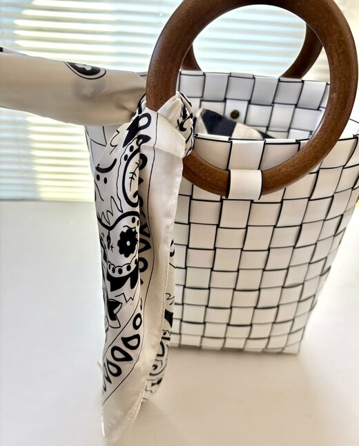 スカーフを巻く途中2