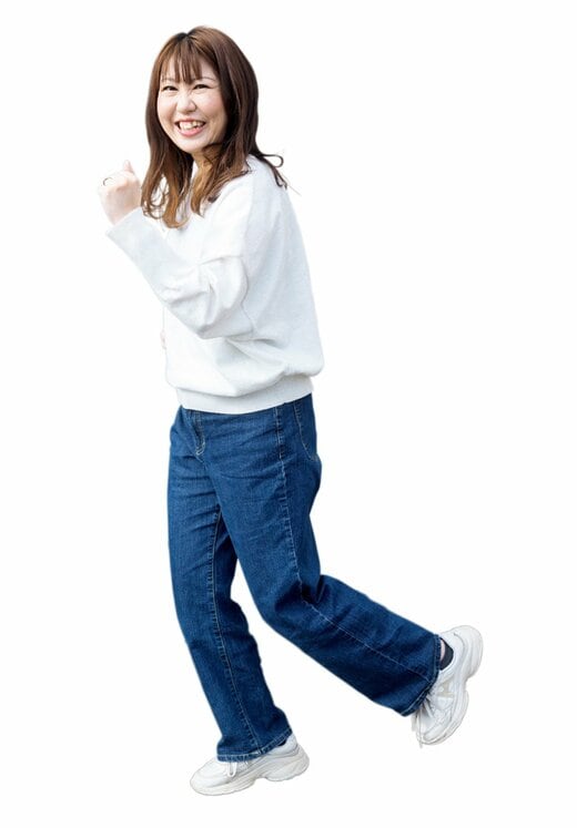 女性が歩いている様子