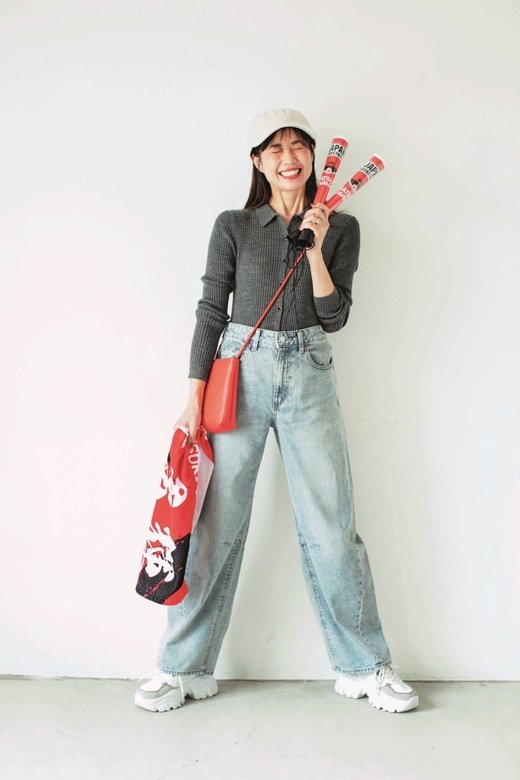 赤いバッグが映える動きやすいコーデ