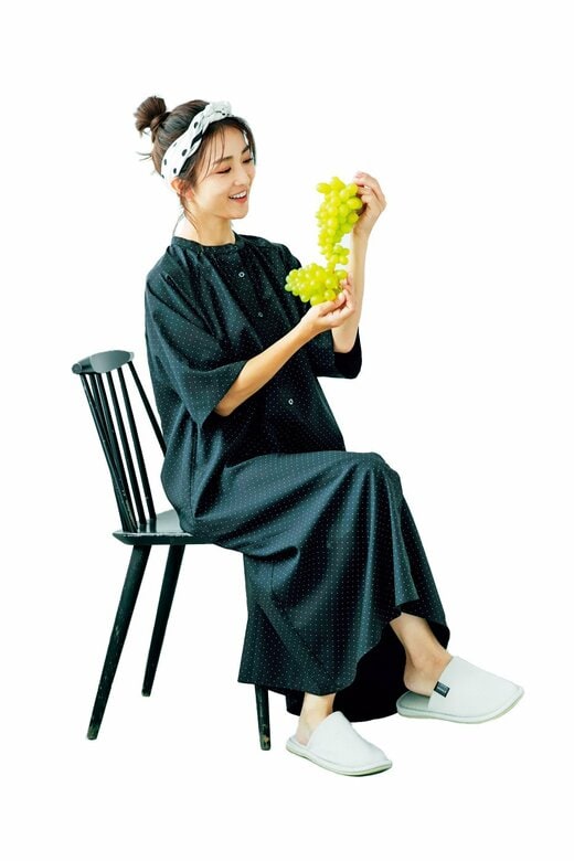 椅子に座ってシャインマスカットを持つ女性