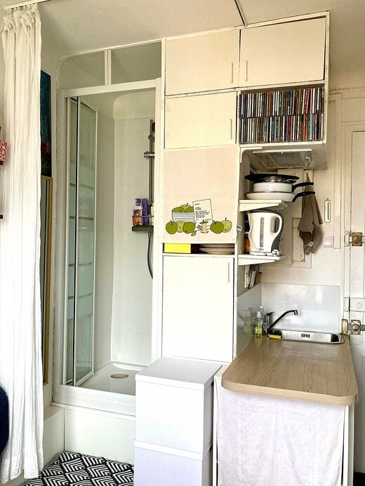 屋根裏部屋のキッチンとシャワールーム