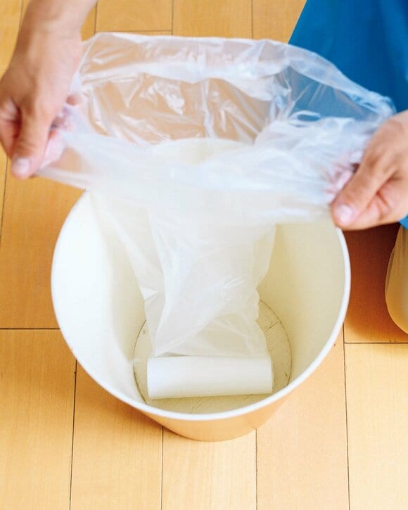 ゴミ箱にゴミ袋ロール