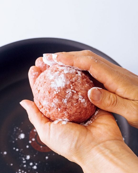 ひき肉を丸める