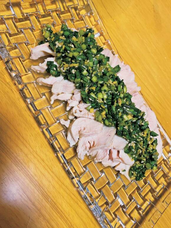むね肉に万能ニラダレをかけた料理