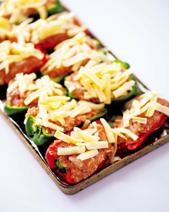 ピーマンの肉づめの上にチーズ