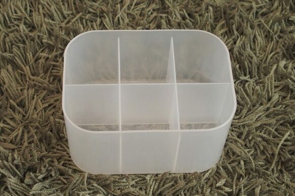 文房具や衛生用品など立ててしまえる写真のような収納用品