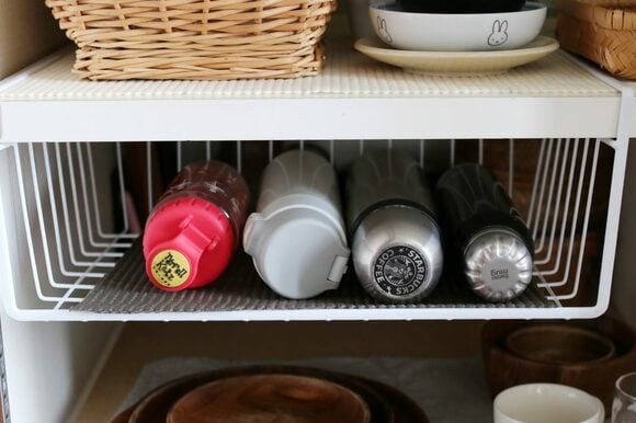 倒れやすい水筒は、低めのワイヤバスケットと滑り止めシートで収納