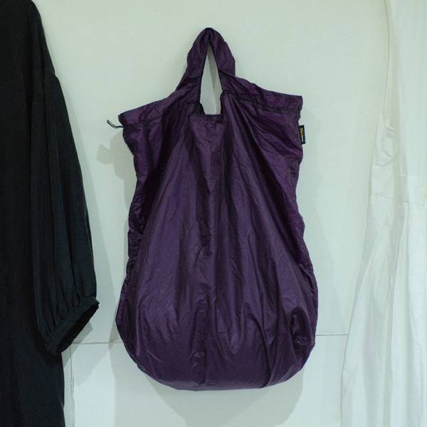 紫のバッグ