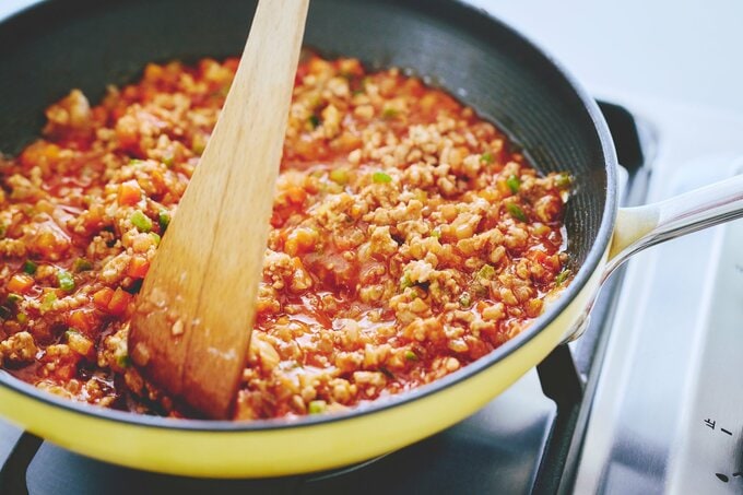 フライパンに入った煮込み中のカレー