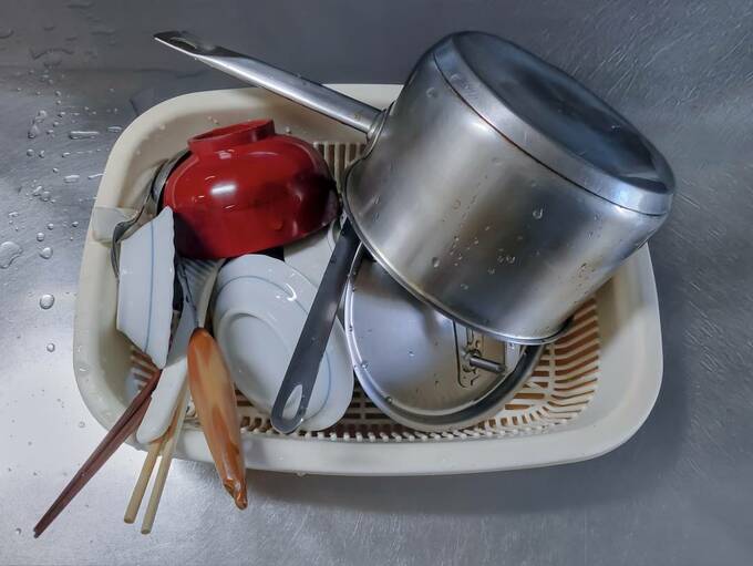 カゴに食器など