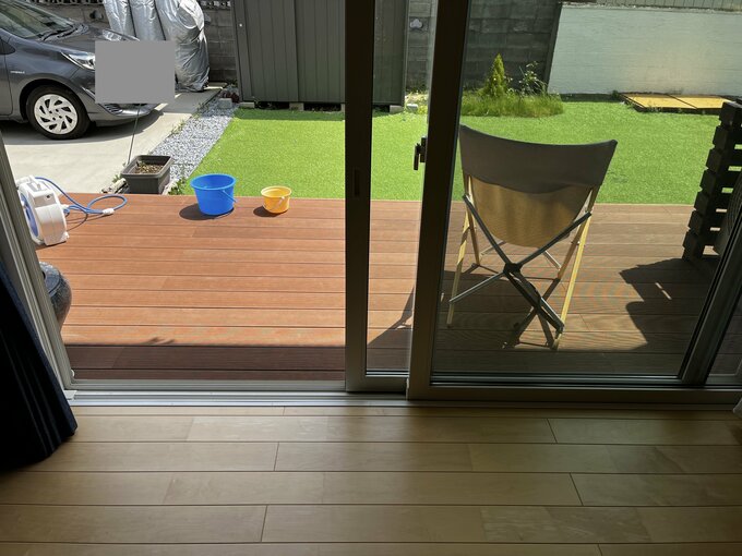 夏の日差しは家の中までこない