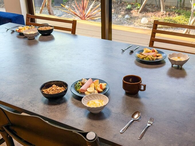 食事ののったダイニングテーブル