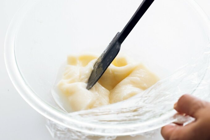 おもちをレンジでやわらかくする様子