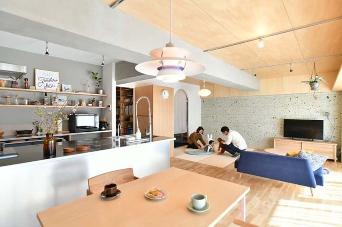 明るく広々したリビングでくつろぐ山際さん家族