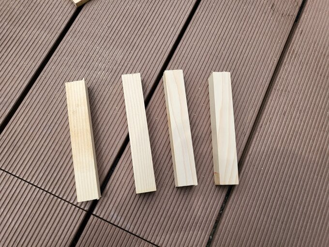 脚と皿を固定するパーツをカットする