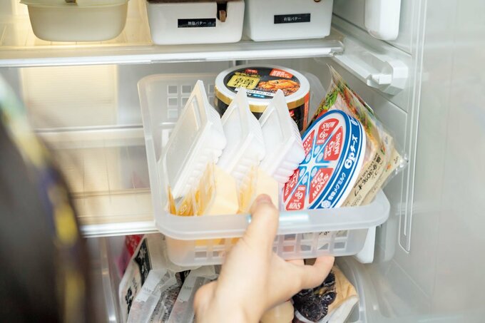冷蔵庫チーズなどが入ったカゴ