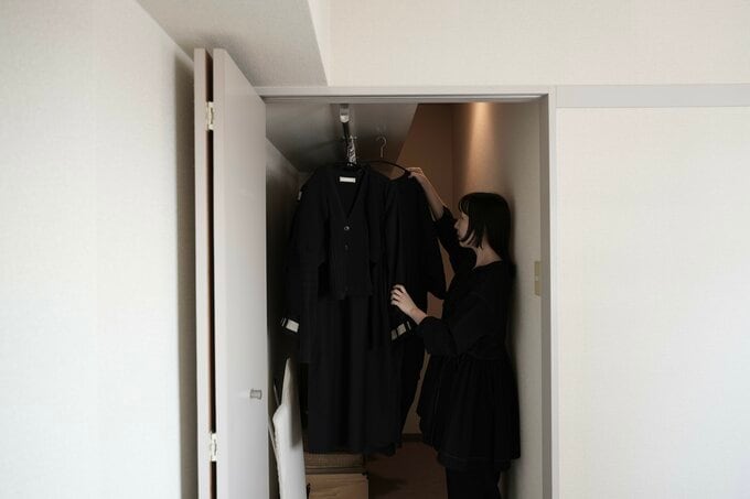 クローゼットにいる女性