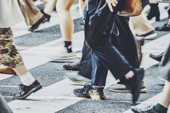 たくさんの人の足