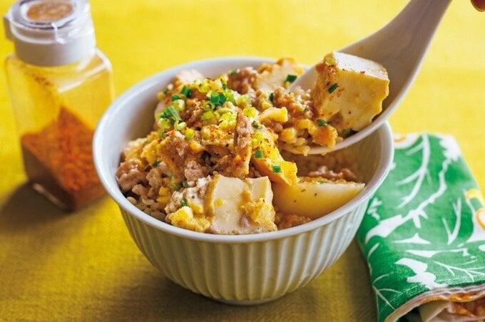 どんぶりにした長イモと厚揚げのそぼろ蒸し卵とじ風