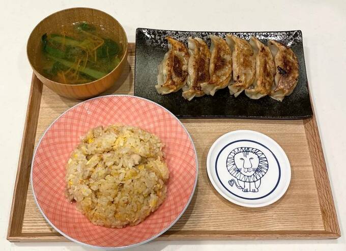 冷食のギョーザとみそ汁