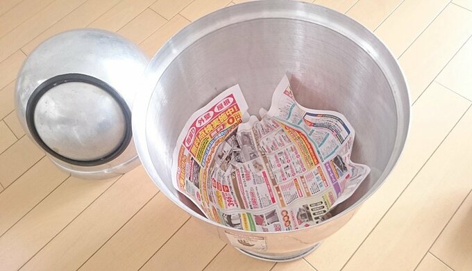 ゴミ箱に新聞紙