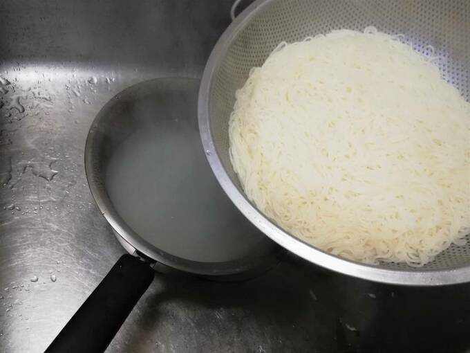 麺をゆでた汁が庭の雑草取りに役立つ