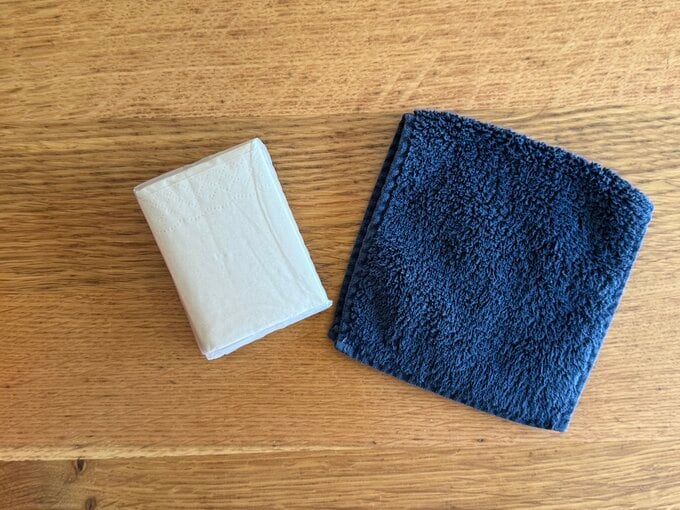 ハンカチとペーパーナプキン