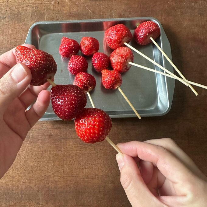 竹串にイチゴを刺す