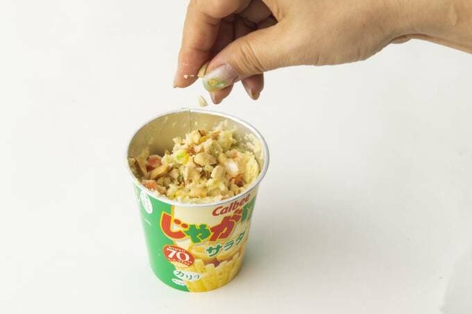 じゃがりこにフライドオニオンを入れる