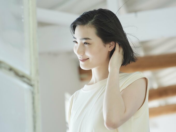 髪に触れる女性