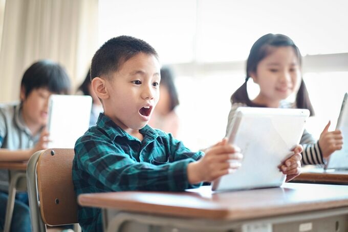 プログラミングを学ぶ子ども