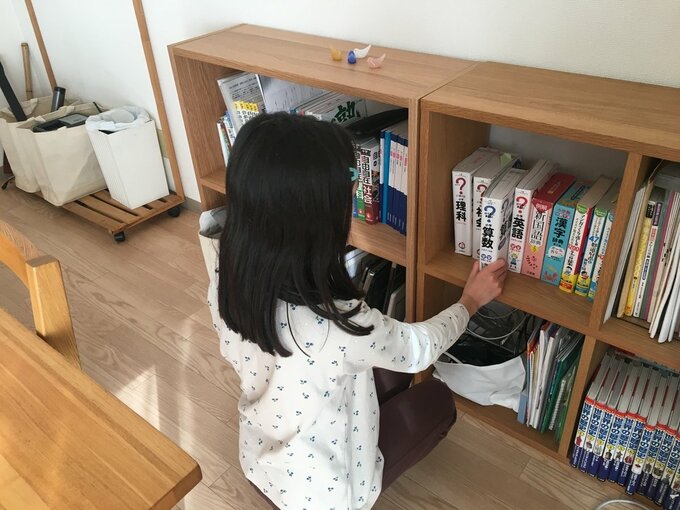 リビング学習する子ども