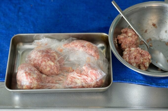 ステンレスのバットに乗せた冷凍保存用の肉だね