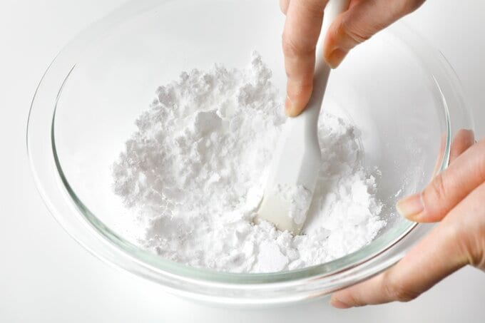 粉類をすべてボウルに入れて混ぜて水を加え