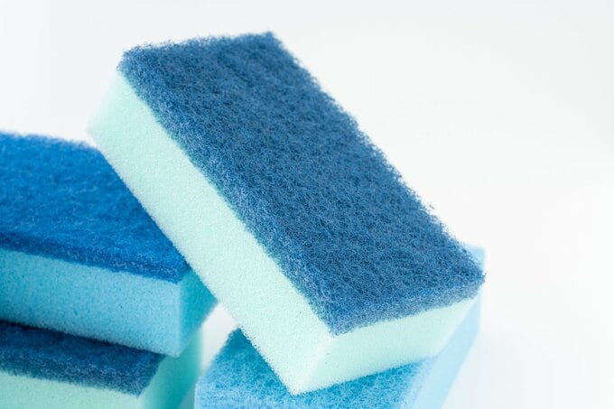 コーティングされた食器をかたい面でこするのはNG（画像イメージ：PIXTA）