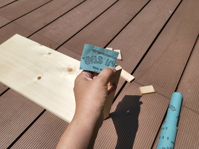 木材をヤスリで滑らかにする