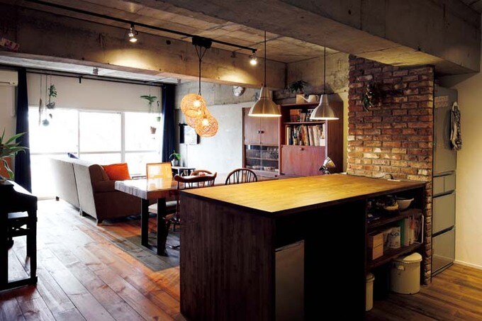 窓からの景観を楽しめる、大きなカウンターを造作したオープンキッチン