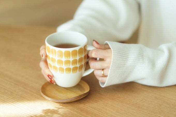 マグカップを持つ女性の手元