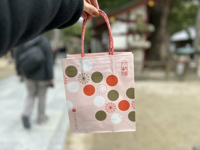 梅をデザインした紙袋に入れてもらえます