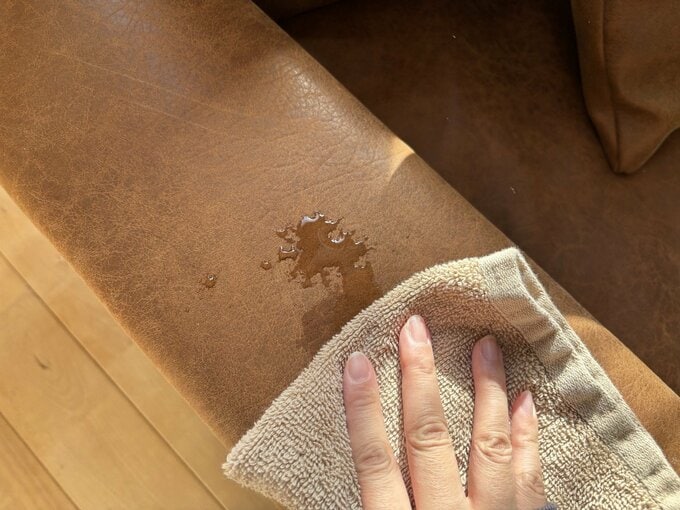 撥水スプレーをした合皮ソファ