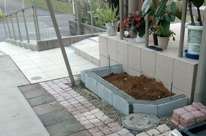 玄関ポーチの側面に階段を追加