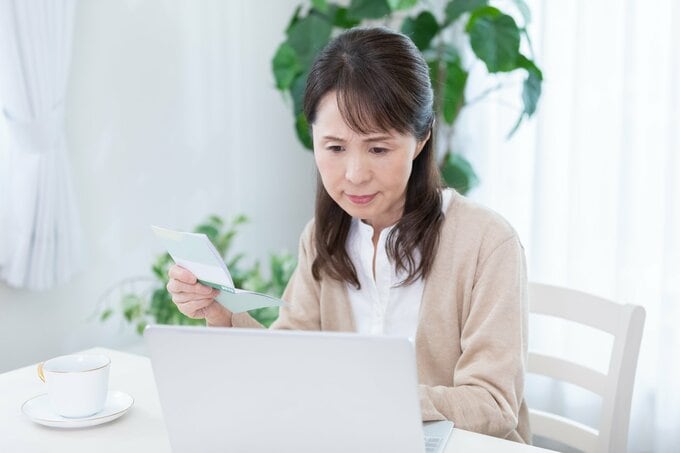 悩む女性