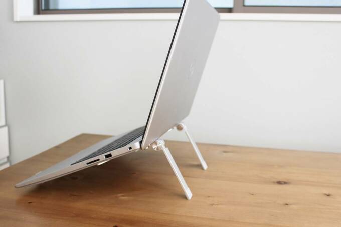 パソコンスタンド後ろから
