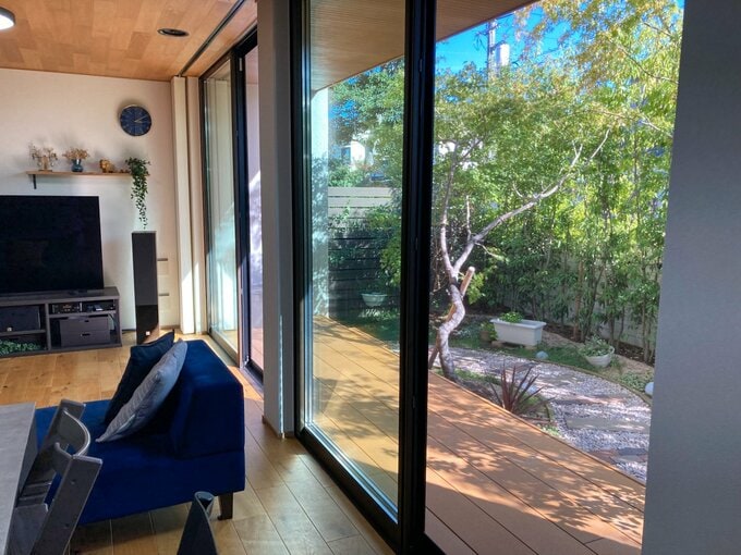 室内から見る庭の様子