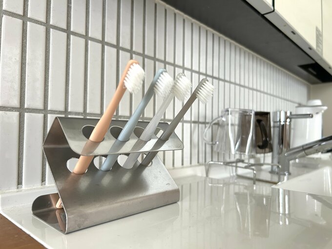 歯ブラシ立てに並んだ歯ブラシ
