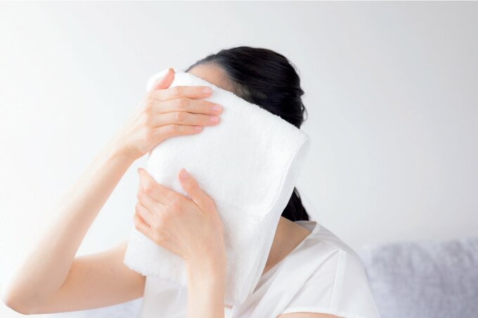 タオルを顔にそっとのせて優しく押さえて
