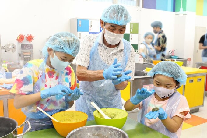 親子で挑戦できる「こんにゃく手作り体験」の様子