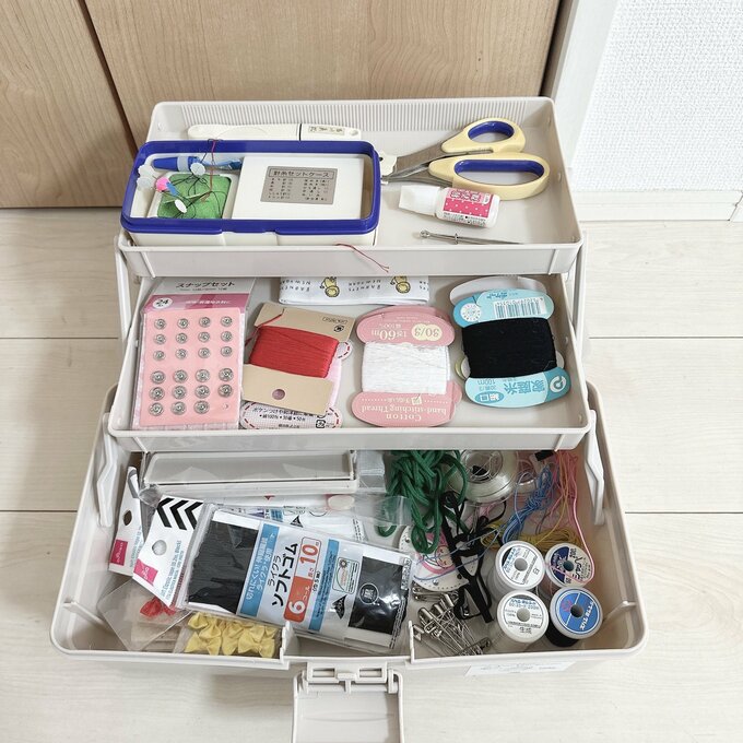 ツールボックスに収納された手芸用品